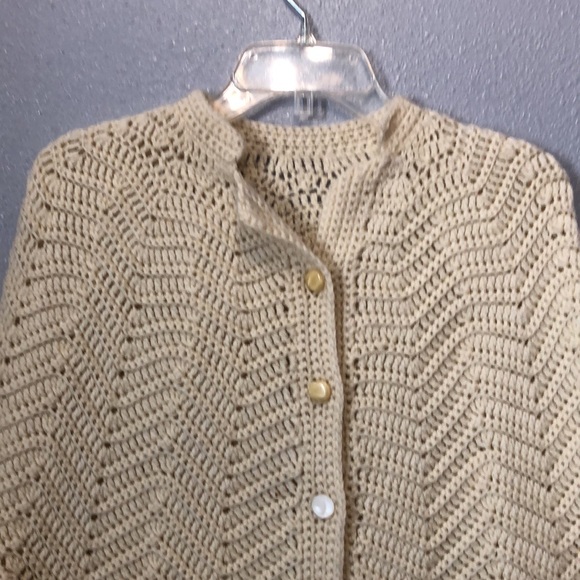 Vintage 60s 70s poncho shawl Fringe Button Poncho Cape hand knit grandma hippie - Picture 2 of 8